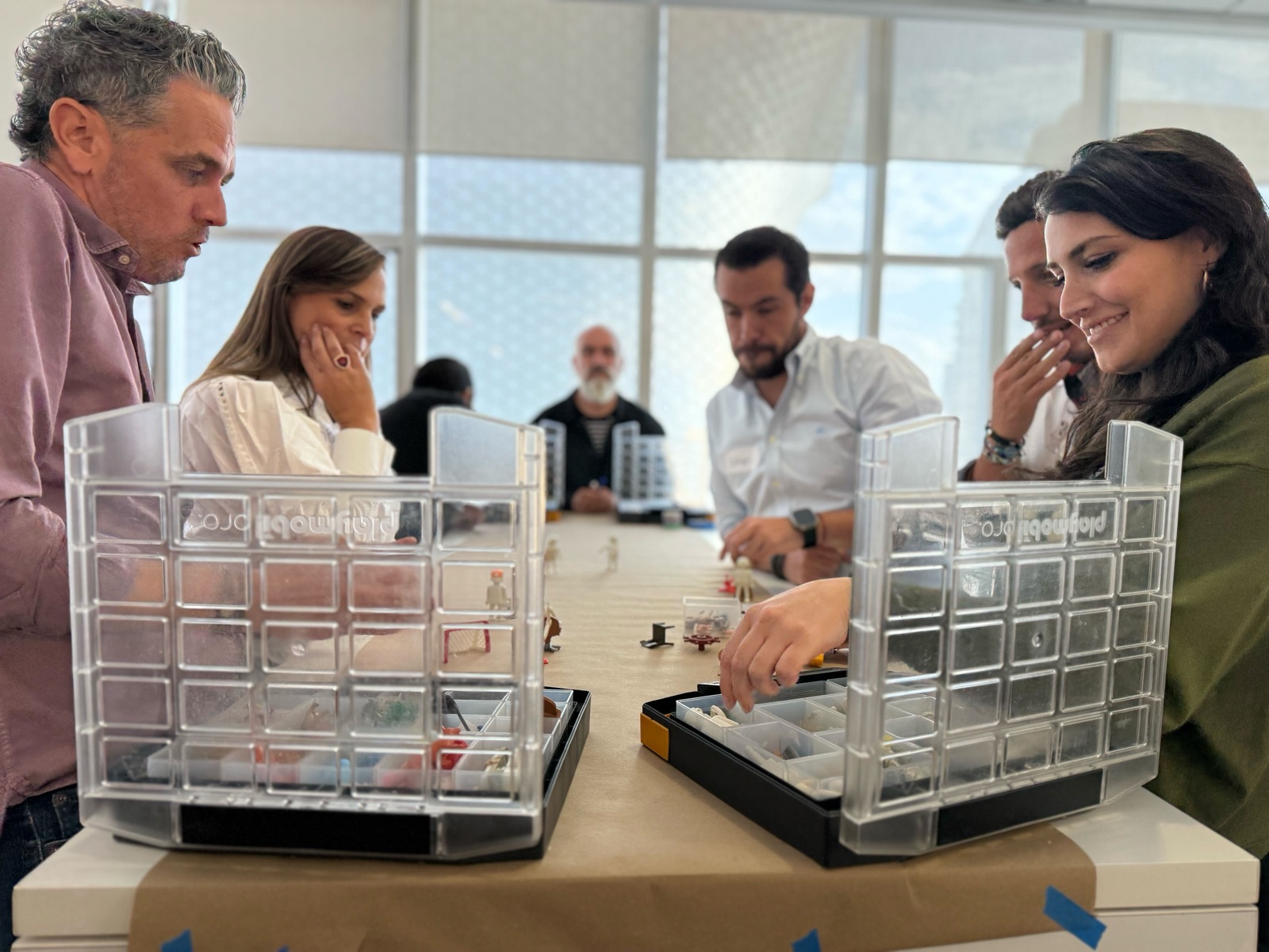 Equipo transversal en una dinámica lúdica del Hackathón